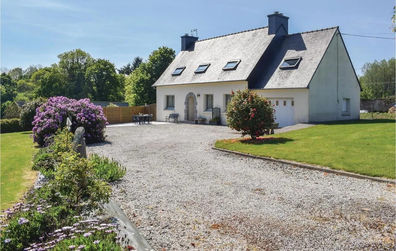 Holiday home 4 Bedroom Pet Friendly Home In Ploumilliau Kermeur